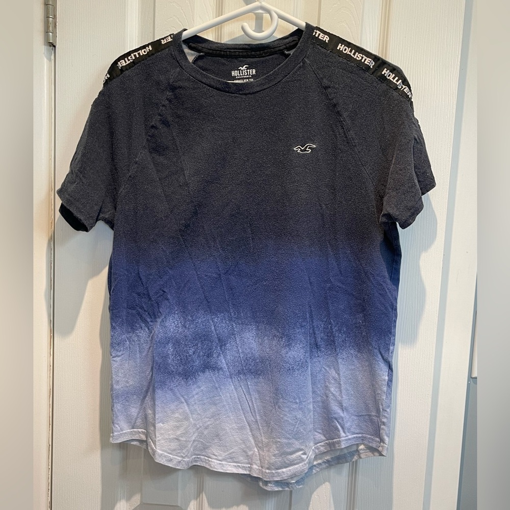Hollister Men’s Medium Blue Ombré Curved Hem T-Shirt